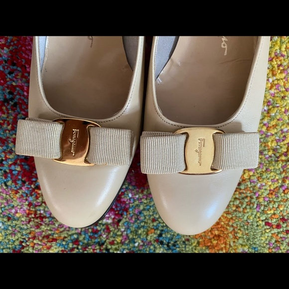 8.5 B Ferragamo Bow Flats Beige Great Condition - Picture 6 of 7
